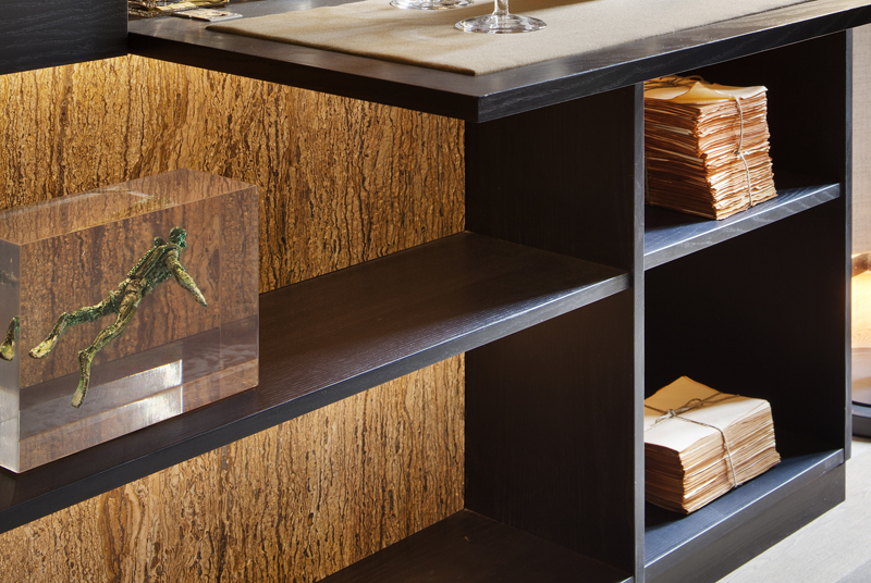 Esculturas en el salón diseñado por Disak Studio