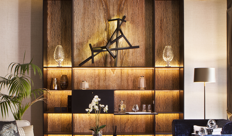 Esculturas en el salón diseñado por Disak Studio