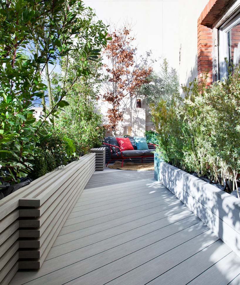 Terraza con suelo y jardineras de madera técnica