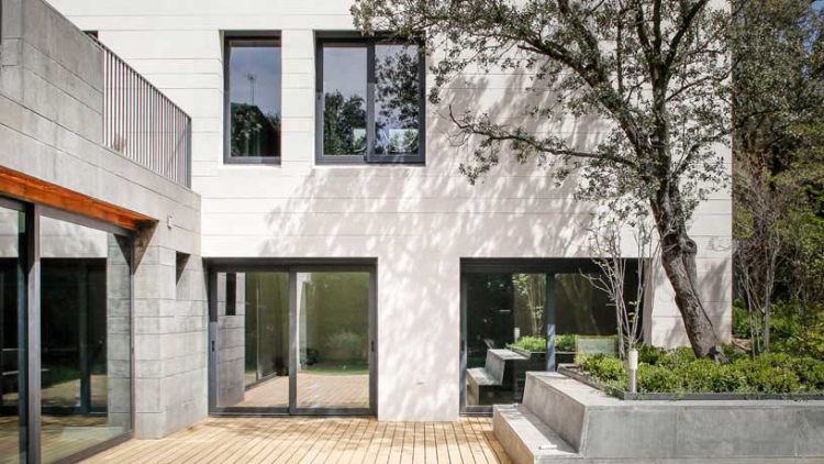 La Favorita, volumen y luz por Freehand Arquitectura