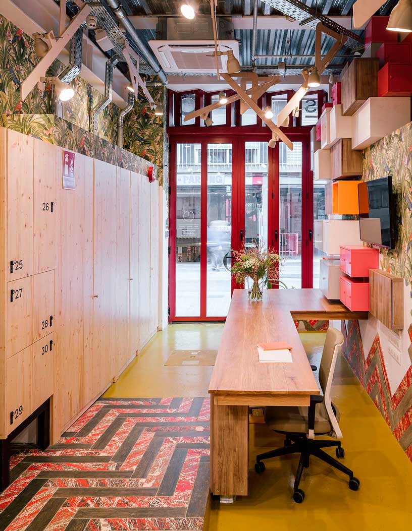 Entrada a las oficinas del Coworking Clementina en Barcelona