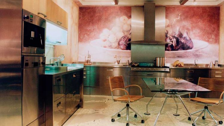 Una cocina de estilo high-tech con pinceladas mediterráneas