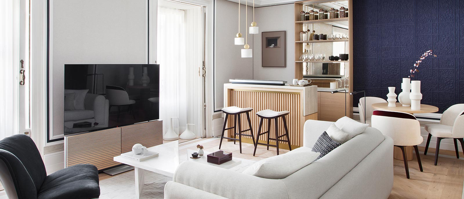 Salón-comedor-bar – «Amondo no hana. Flor de almendro» – Espacio Bang & Olufsen