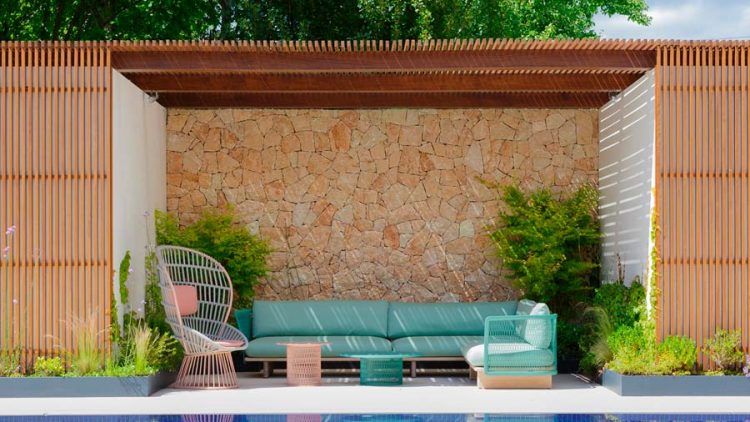 Un jardín con piscina diseñado por PIA Paisajismo