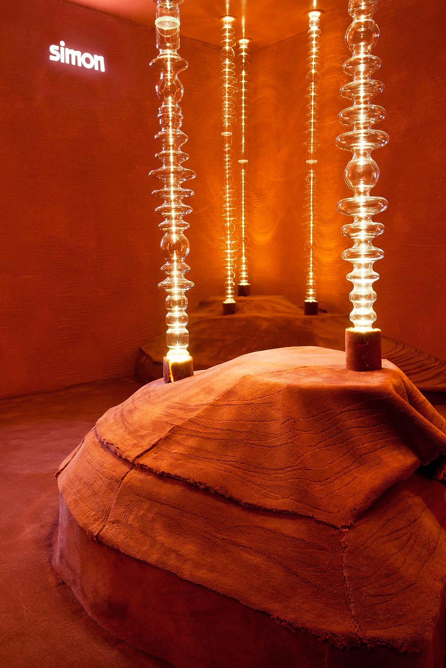 Espacio Simon diseñado por Mayice en Casa Decor 2019 con instalación lumínica escultórica inspirada en el cristal y la luz.