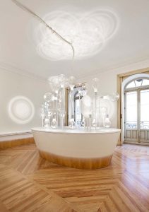 Espacio Niessen de Mayice en Casa Decor 2020 con diseño minimalista y atmósfera tecnológica enfocada en la eficiencia energética.