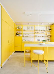 Cocina retro pintada de amarillo