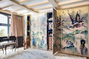 Armario artístico diseñado por Marta Labrador en Casa Decor 2021, con paneles ilustrados y espacio multifuncional para juego y trabajo