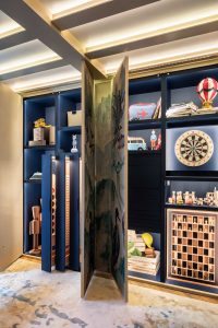 Vista frontal del armario diseñado para Casa Decor 2021, con iluminación integrada y espacios de almacenaje versátiles