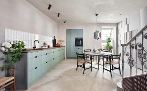 Cocina minimalista y luminosa en Casa Decor 2021, ideal para celebrar con calma reuniones íntimas.