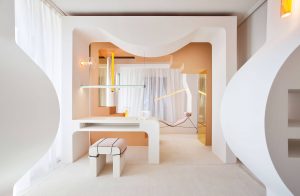Espacio Utopia de Mayice para LZF Lamps en Casa Decor 2022 con arquitectura interior orgánica y formas escultóricas.