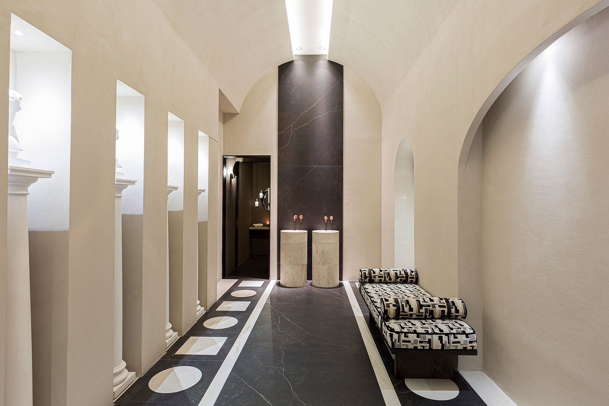 Espacio Somos2Studio – Aseos de uso público «A roman bath»