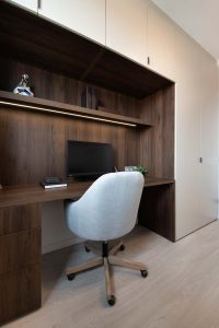 Zona de estudio en habitación juvenil con muebles Tegar