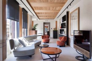 Interior del espacio BTicino diseñado por Diego Rodríguez en Casa Decor 2022, con mobiliario moderno, luz natural y soluciones de domótica para un hogar más eficiente.