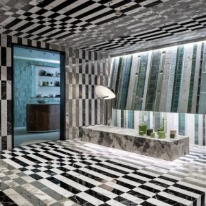 Espacio Museum diseñado por estudi{H}ac en Casa Decor 2023, con pavimentos y revestimientos cerámicos de gran formato
