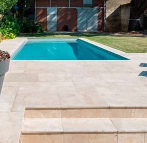 Piscina con travertino de Cupa Stone