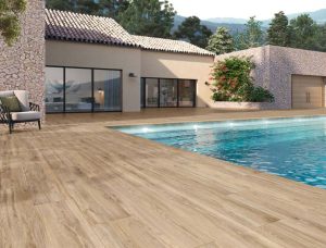 Suelo que rodea la piscina de porcelánico efecto madera
