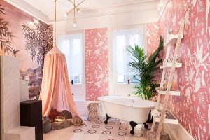 Habitación infantil con tipi y bañera exenta