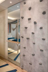 Pared para escalar y barra de ballet en habitación juvenil