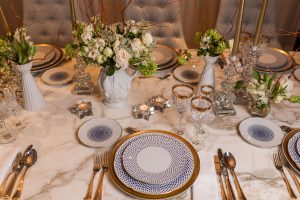 Mesa de Navidad en blanco y dorado