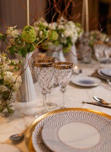 Mesa de Navidad en blanco, dorado y azul