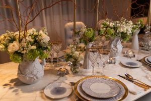 Mesa de Navidad en blanco, dorado y azul