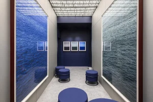 Espacio de neuroarquitectura en Casa Decor con tonos azules que transmiten calma y bienestar en el diseño de interiores.