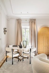 Salón luminoso del espacio ITA – Italian Trade Agency diseñado por Beatriz Silveira en Casa Decor 2023, con tonos neutros y diseño elegante.