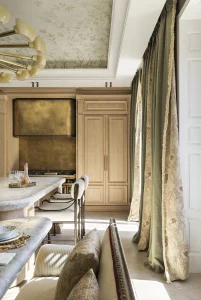 Cortinas mixtas en lino y estampado floral en el Espacio SixtyPro por Beatriz Silveira en Casa Decor 2025.