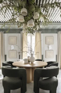 Cortinas con ojales en tonos neutros en el Espacio Maisons du Monde por Raúl Martins en Casa Decor 2025.