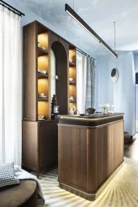 Espacio Harietta Studio Casa Decor 2025 con Barra de madera maciza curvada diseñada por Harietta Studio para Casa Decor, ejemplo contemporáneo de barras y mostradores protagonistas en el interiorismo actual.