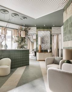 Mostrador con cerámica verde en el Restaurante Maisons, proyecto de Raúl Martins para Maison du Monde en Casa Decor, muestra de la tendencia de barras y mostradores en diseño de interiores.