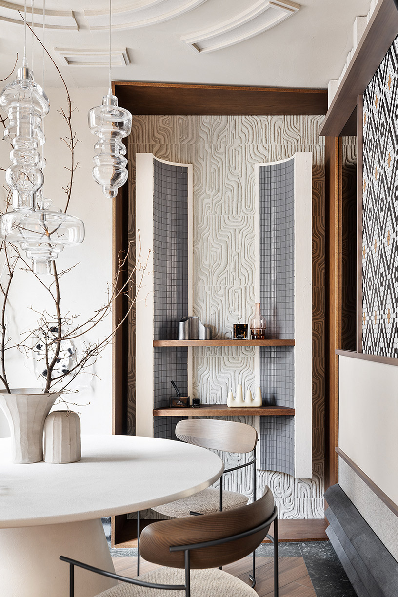 casa-decor-2025-zona-de-paso-rober-quinones-her-Arte-