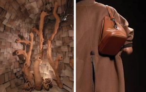 Espacio Gresmanc por Fran Cisneros en Casa Decor 2025 con diseño en gres extrusionado y tonos tierra, combinado con bolso de cuero marrón y capa de Hermès inspirada en texturas orgánicas