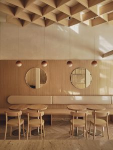 Diseño interior del local Regma en Santander por Zooco Estudio, espacio cálido con madera, geometría depurada y mobiliario a medida