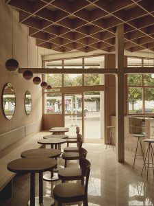 Interior de proyecto de arquitectura comercial de Zooco Estudio, espacio de hostelería con estructura de madera y diseño contemporáneo