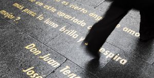 Adoquines con citas literarias de escritores del Siglo de Oro en la calle Huertas del Barrio de las Letras, Madrid.