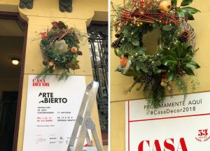 Entrada del edificio de Casa Decor 2018 decorada con coronas naturales durante la exposición de interiorismo.