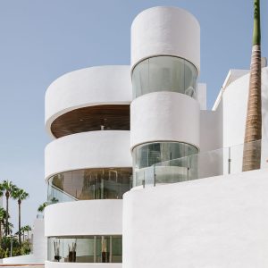 Proyecto hotelero Flamingo Club de Zooco Estudio en Tenerife, espacio común renovado con materiales naturales y luz cálida