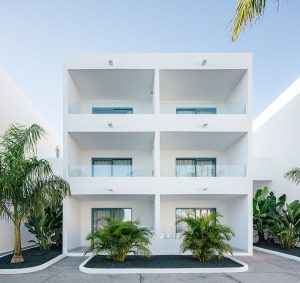 ntervención arquitectónica de Zooco Estudio en Oasis Lanz Beach Mate, edificio hotelero con lenguaje sereno y materiales naturales