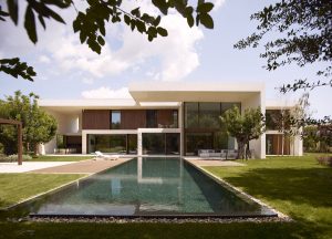 Casa dels Vents, vivienda unifamiliar de Ramón Esteve integrada en el paisaje mediante hormigón, madera y lámina de agua