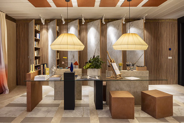 Espacio Neolith – Salón-biblioteca "Entre superficies y palabras"