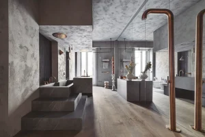baño Ofuro en Casa Decor 2026 con pavimento de madera natural Schotten Hansen y revestimientos texturizados diseño de Carmen Barasona