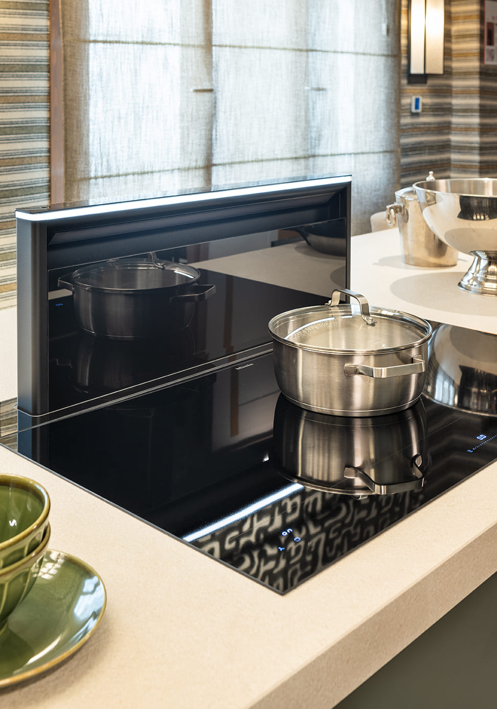 Cocina con electrodomésticos AEG en el Espacio Dica por Equipo Dica, con placa de inducción SaphirMatt y lavavajillas panelado ComfortLift integrados en mobiliario