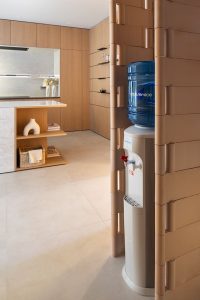 Cocina contemporánea en Casa Decor 2026 con dispensador de agua Aquaservice integrado en una estructura modular de diseño en tonos tierra.