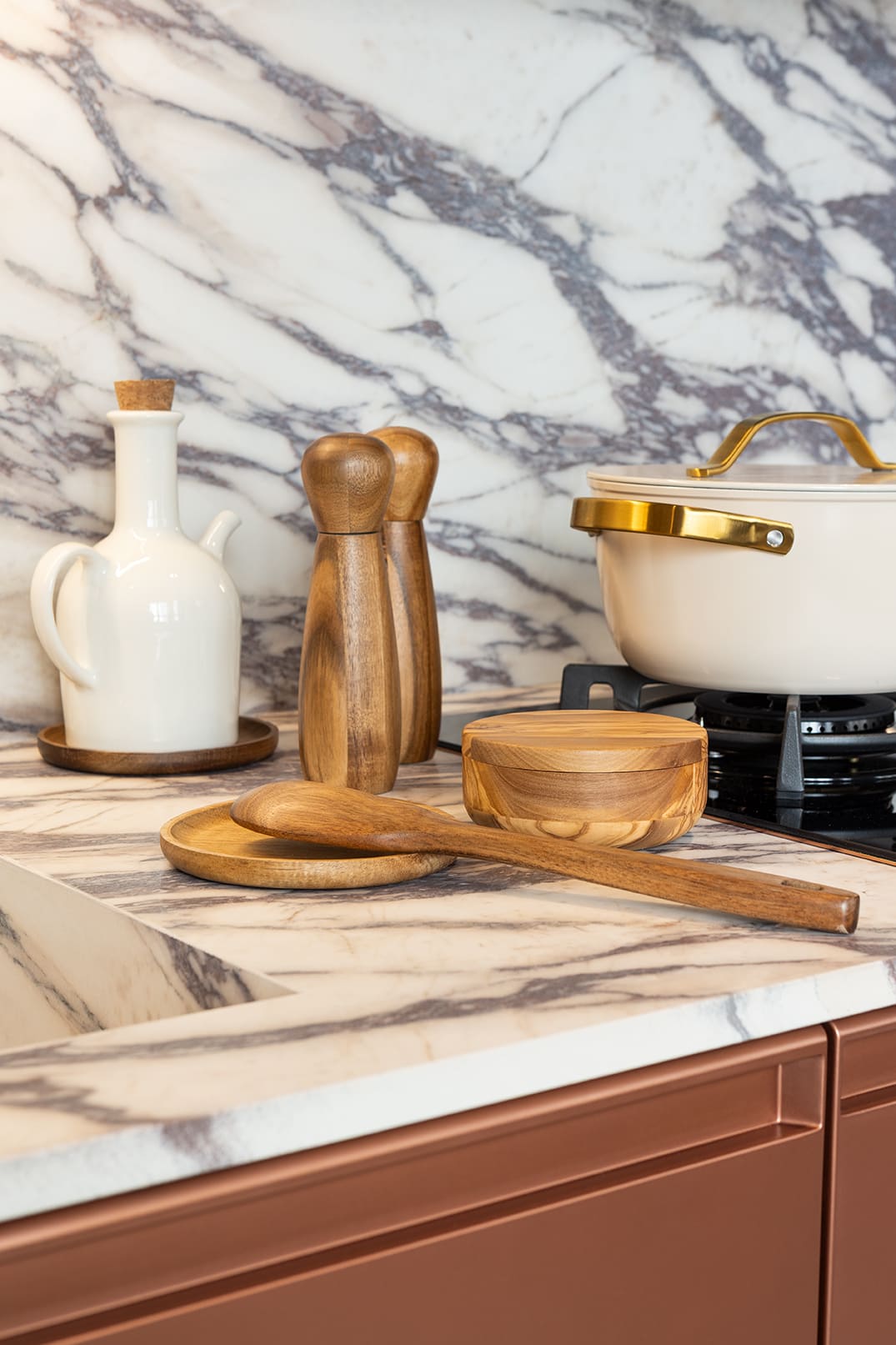 Cacerola Equal con mango dorado, utensilios de madera y accesorios de cocina en el Espacio BAUHAUS por Mar Gausachs en Casa Decor 2026