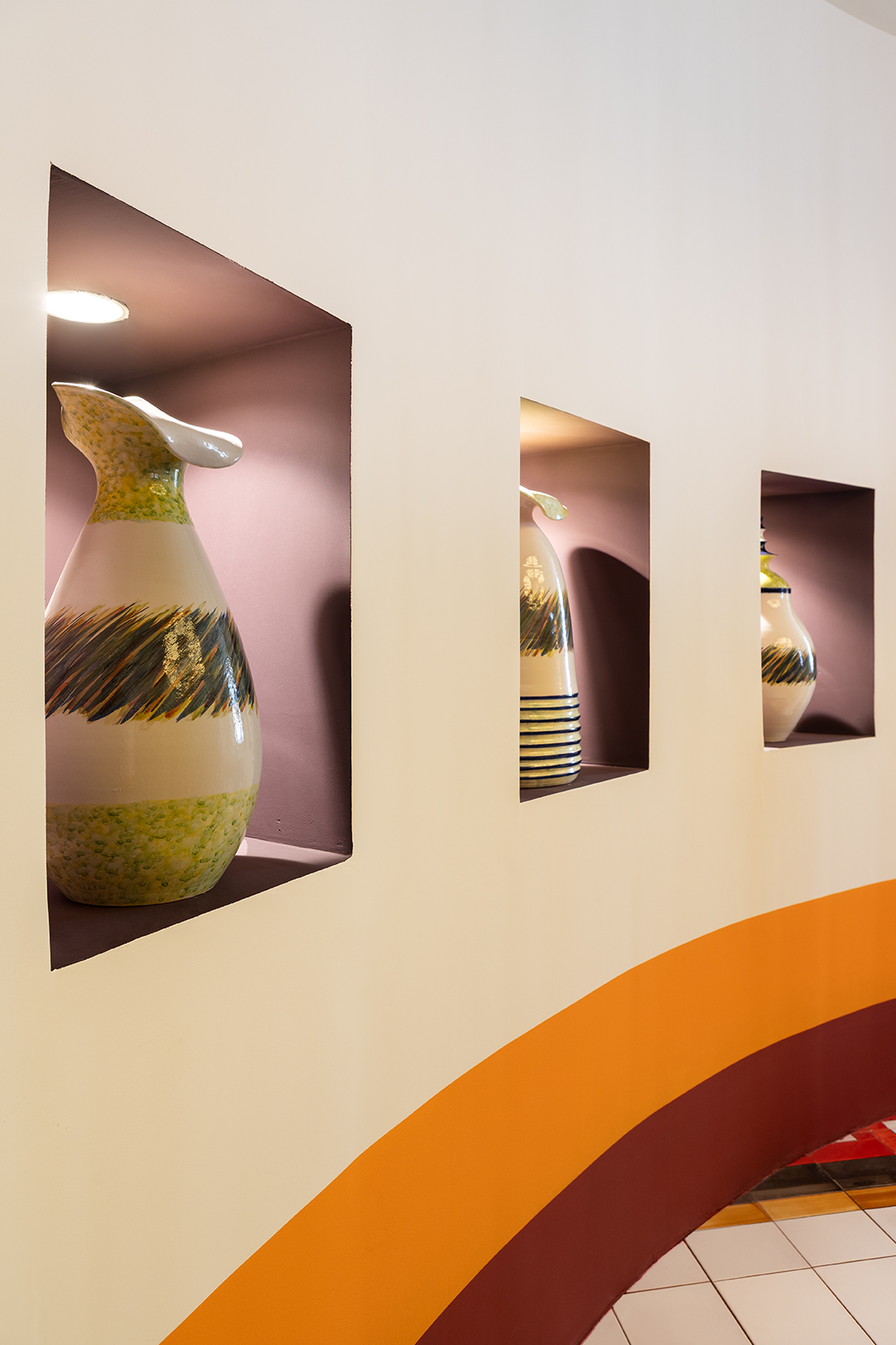 Jarrones de cerámica artesanal decorativa inspirados en la tradición de Castilla-La Mancha en espacio de interiorismo Casa Decor