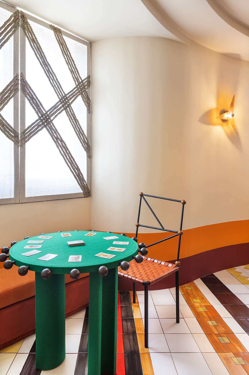 Mesa redonda de inspiración tradicional para ocio con piezas artesanales reinterpretadas en diseño contemporáneo en Casa Decor
