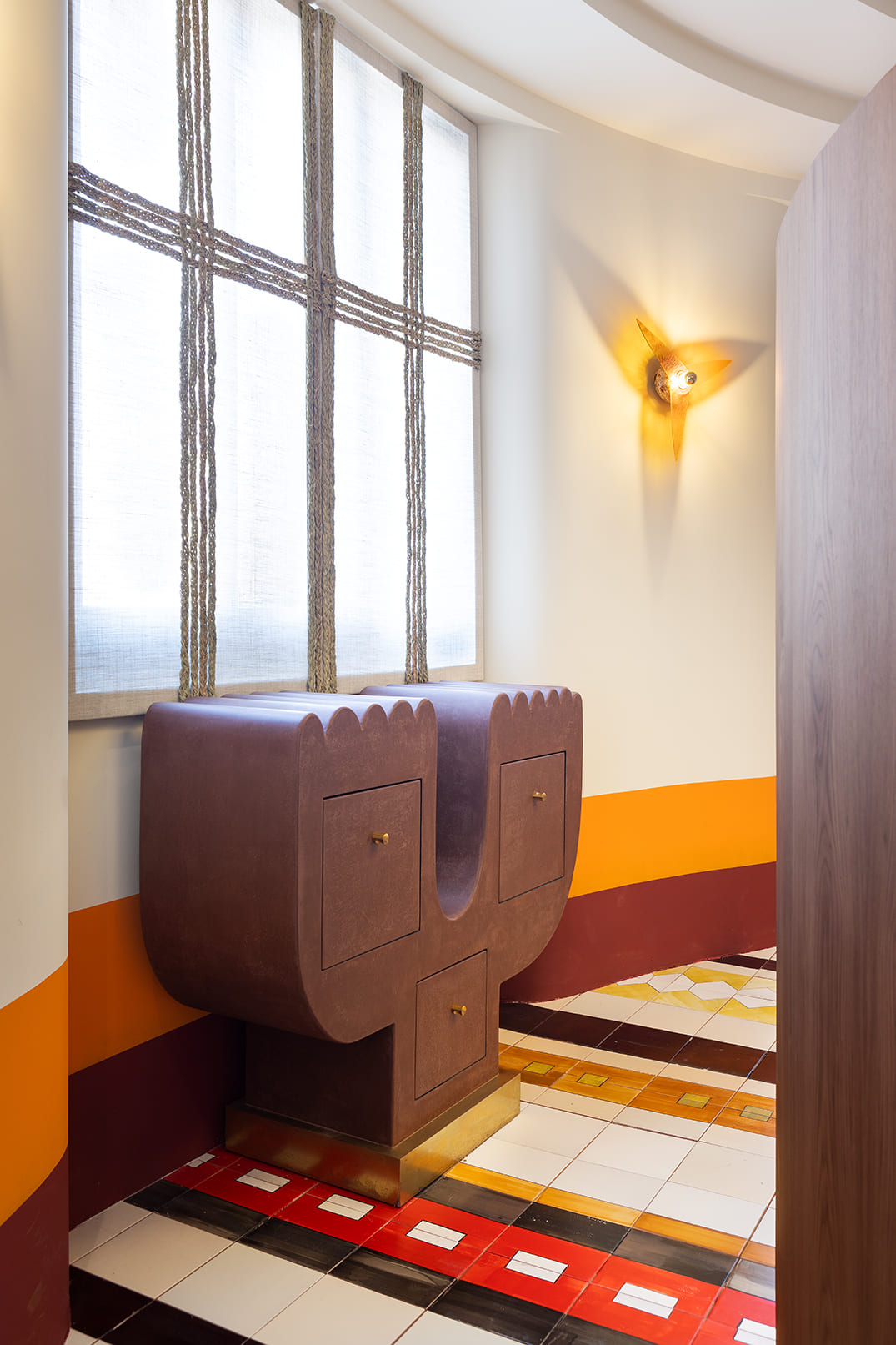 Consola artesanal de madera diseñada por artesanos españoles inspirada en la tradición castellano-manchega en Casa Decor