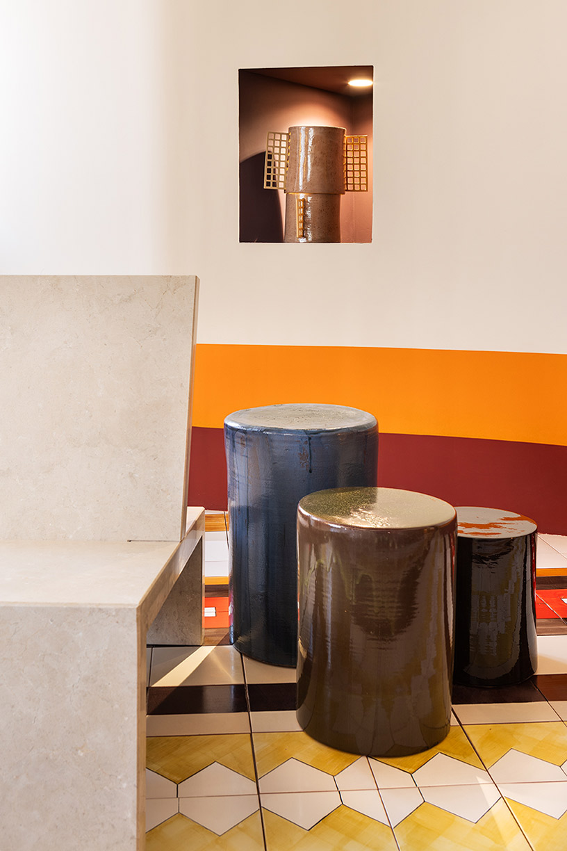 Taburetes de cerámica artesanal esmaltada en espacio de Casa Decor con diseño tradicional reinterpretado por artesanos de Castilla-La Mancha